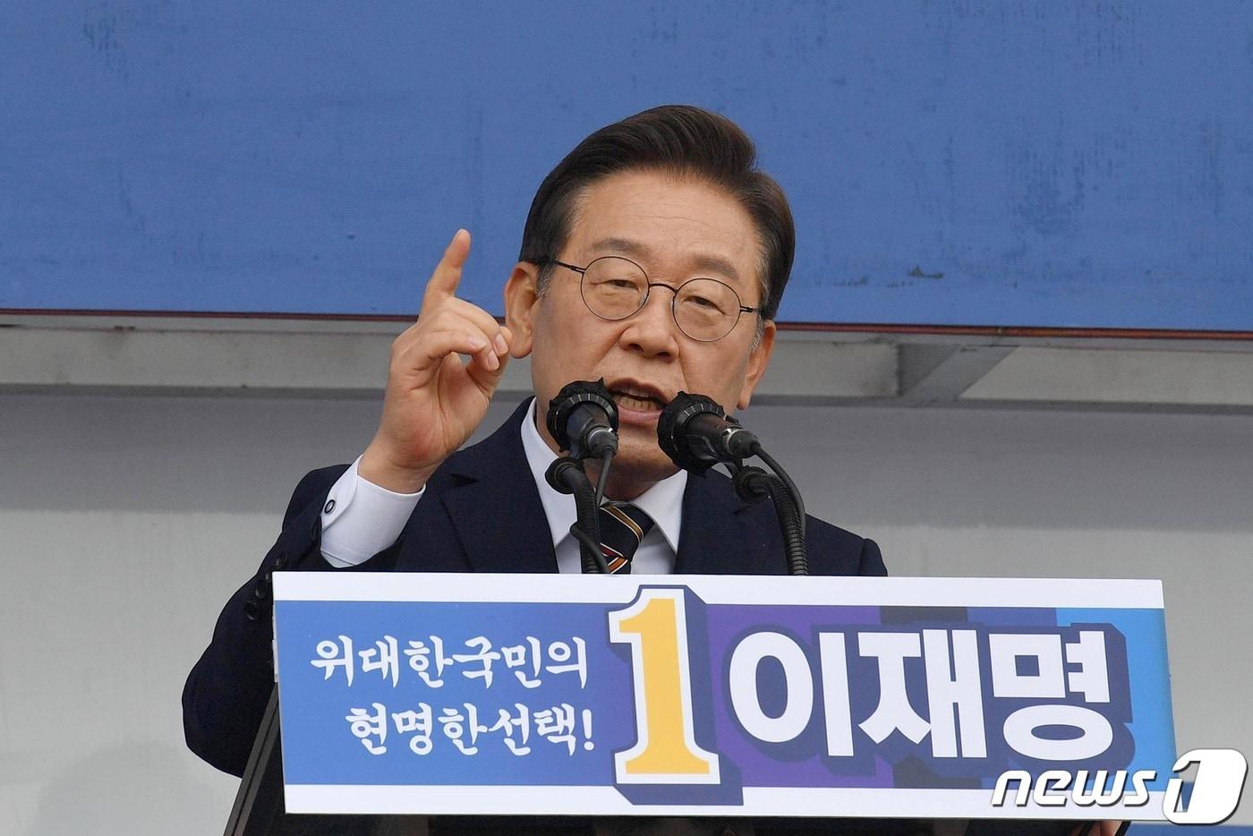 본문 이미지 - 이재명 더불어민주당 대선 후보가 8일 경기도 파주시 야당역 1번 출구 앞에서 ‘한반도 평화경제수도 파주, 명품자족도시로 도약!’ 유세를 갖고 지지를 호소하고 있다. 2022.3.8/뉴스1 ⓒ News1 국회사진취재단