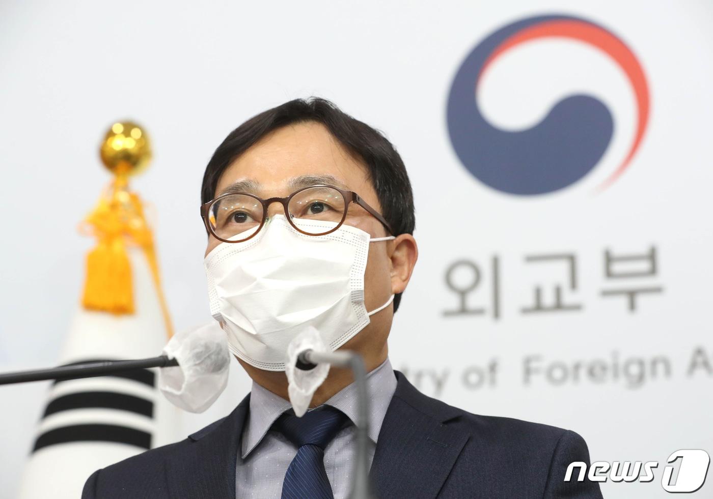 본문 이미지 - 최영삼 외교부 대변인이 8일 서울 종로구 외교부청사에서 열린 정례브리핑에서 우크라이나 의용군으로 참전하기 위해 출국한 이근 전 대위와 관련한 질문에 답하고 있다.2022.3.8/뉴스1 ⓒ News1 송원영 기자