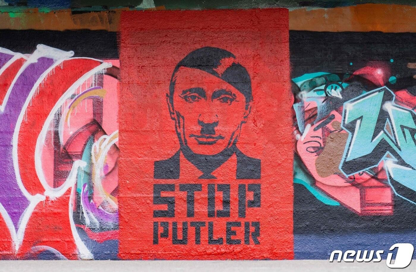 오스트리아 비엔나(빈) 거리 벽에 블라디미르 푸틴 러시아 대통령과 아돌포 히틀러를 합성한 그래피티가 '푸틀러(히틀러+푸틀러), 멈춰라'라는 문구와 함께 그려진 모습. 2022. 3. 7. ⓒ AFP=뉴스1 ⓒ News1 최서윤 기자