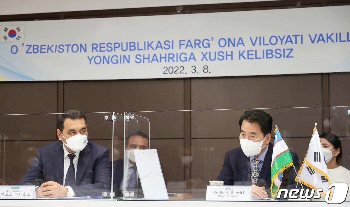 본문 이미지 - 백군기 용인시장(오른쪽)이 보자로브 하이룰로 우즈베키스탄 페르가나주지사와 교류 협력 방안을 논의하고 있다.(용인시 제공) ⓒ News1 