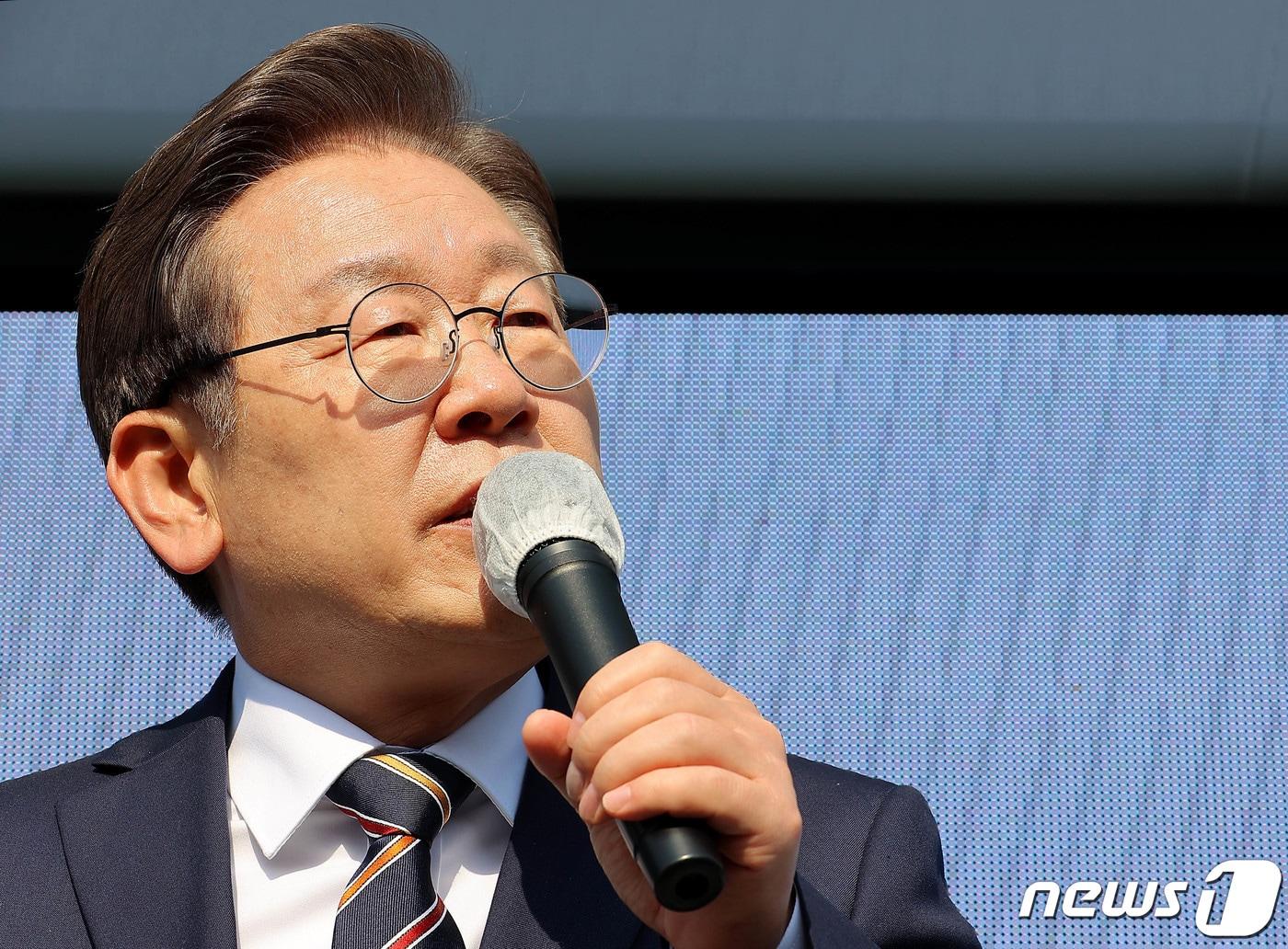 본문 이미지 - 이재명 더불어민주당 대선 후보가 제20대 대통령 선거를 하루 앞둔 8일 인천 계양구 계산역 앞에서 ‘국제 경제관문도시 앞으로! 서남권 경제 성장 거점 제대로! 이재명은 합니다!’ 유세를 갖고 지지를 호소하고 있다. 2022.3.8/뉴스1 ⓒ News1 국회사진취재단