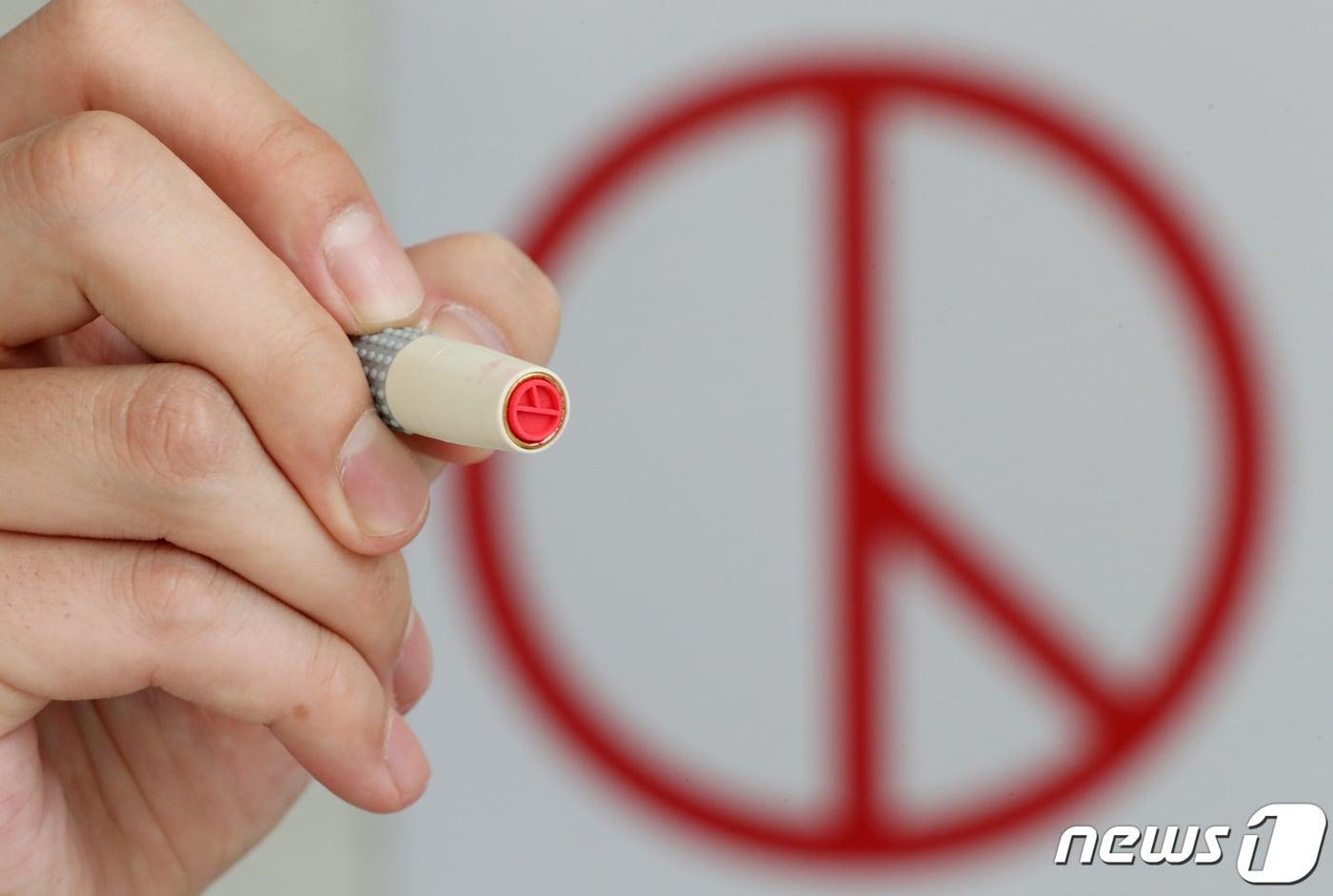 제20대 대통령선거를 하루 앞둔 8일 오후 경기 수원시의 한 투표소에서 관계자가 기표 도장을 들어보이고 있다. 2022.3.8/뉴스1 ⓒ News1 김영운 기자