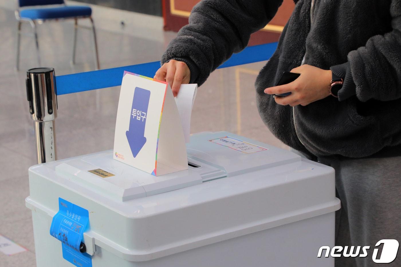 본문 이미지 - 제20대 대통령선거일인 9일 오전 광주 북구 용봉동 제4투표소인 전남대학교 컨벤션홀에서 시민들이 투표하고 있다. 2022.3.9/뉴스1 ⓒ News1 이수민 기자