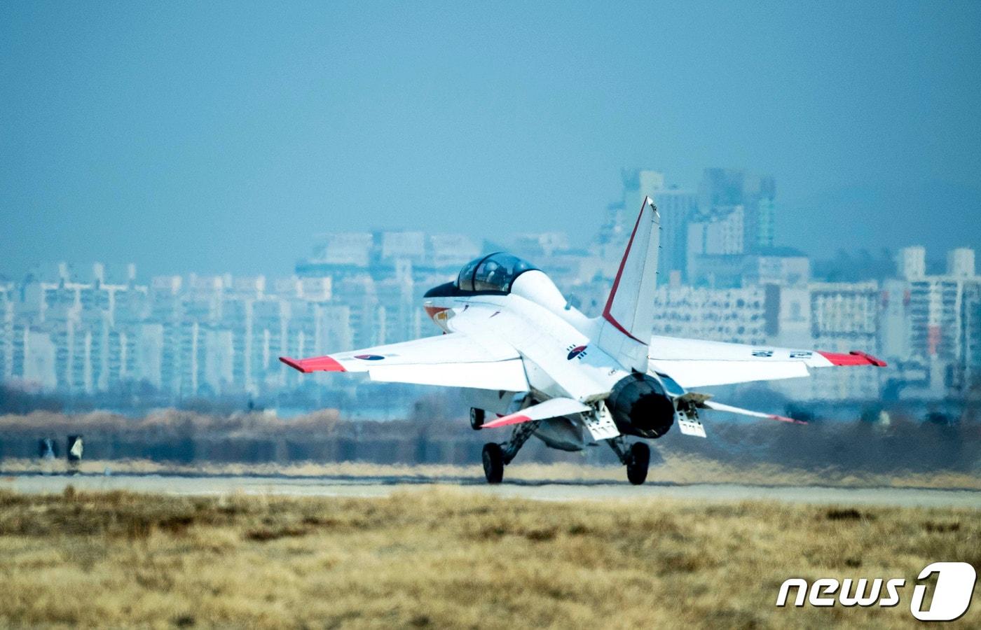 본문 이미지 - T-50 고등훈련기가 활주로에서 착륙하고 있다.(공군 제공)/뉴스1 ⓒ News1 박준배 기자