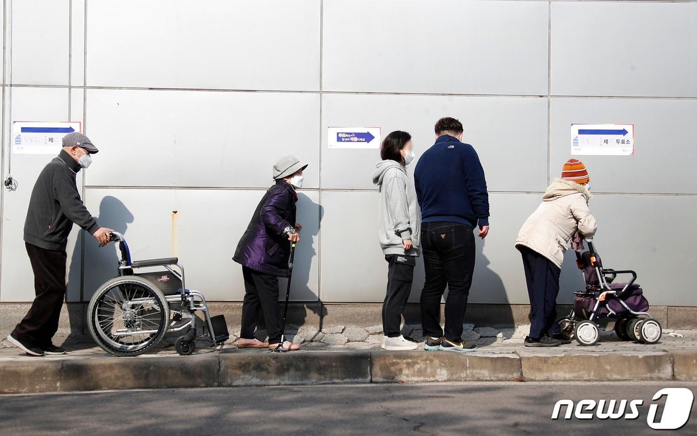 제20대 대통령선거 투표일인 9일 오전 서울 도봉구 르노삼성자동차 도봉사업소에 마련된 도봉2동 제4투표소를 찾은 유권자들이 투표를 하기 위해 줄지어 기다리고 있다. 2022.3.9/뉴스1 ⓒ News1 권현진 기자