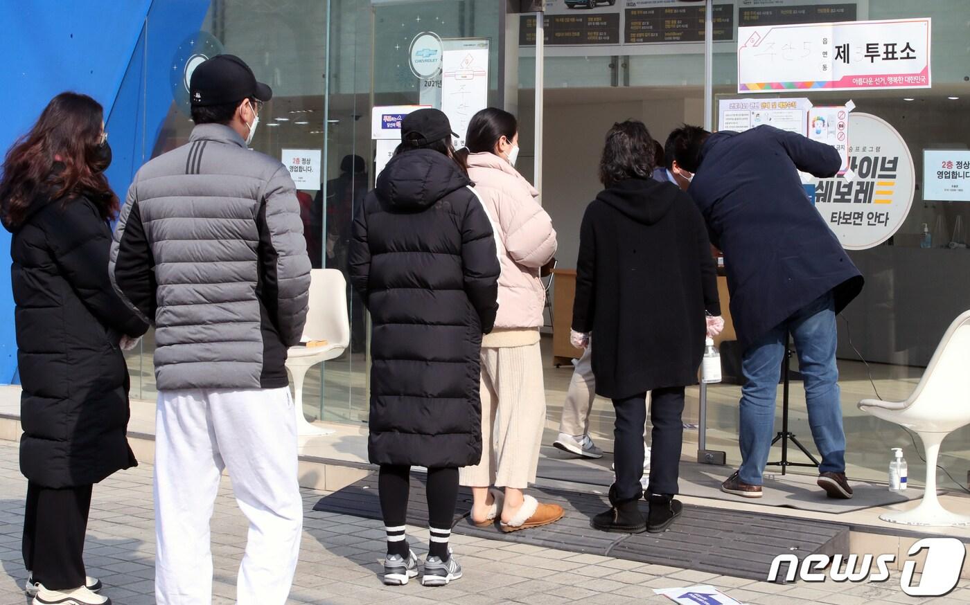 제20대 대통령선거일인 9일 오전 인천시 미추홀구 주안 5동 투표소에서 유권자들이 투표하기 위해 대기하고 있다. 2022.3.9/뉴스1 ⓒ News1 정진욱 기자