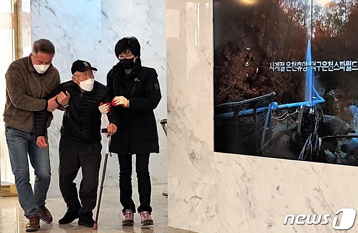 9일 오후 울진국민체육센터에서 출발한 이재민들이 2시 30분쯤 덕구온천리조트에 도착했다. 도착한 이재민들은 코로나19 검사를 진행한 후 리조트에 입실했다. 몸이 불편한 고령의 이재민이 부축을 받고 임시 숙소로 이동하고 있다. ⓒ News1 조현기 기자