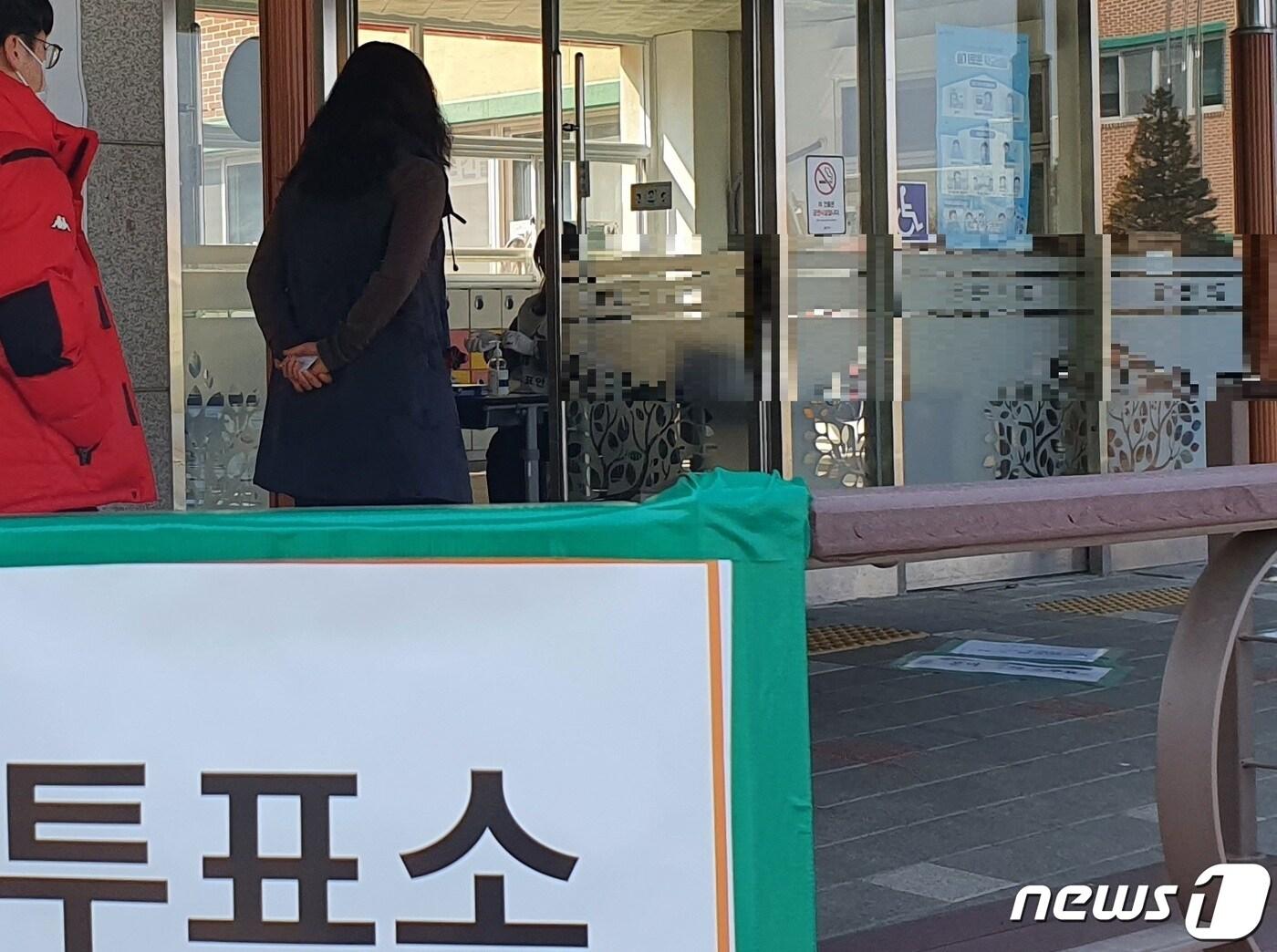 본문 이미지 - 제20대 대통령선거 투표가 시작된  지난 3월 9일 낮 강원 원주시 내 한 투표소에 유권자들이 들어서고 있다. 2022.3.9/뉴스1 신관호 기자