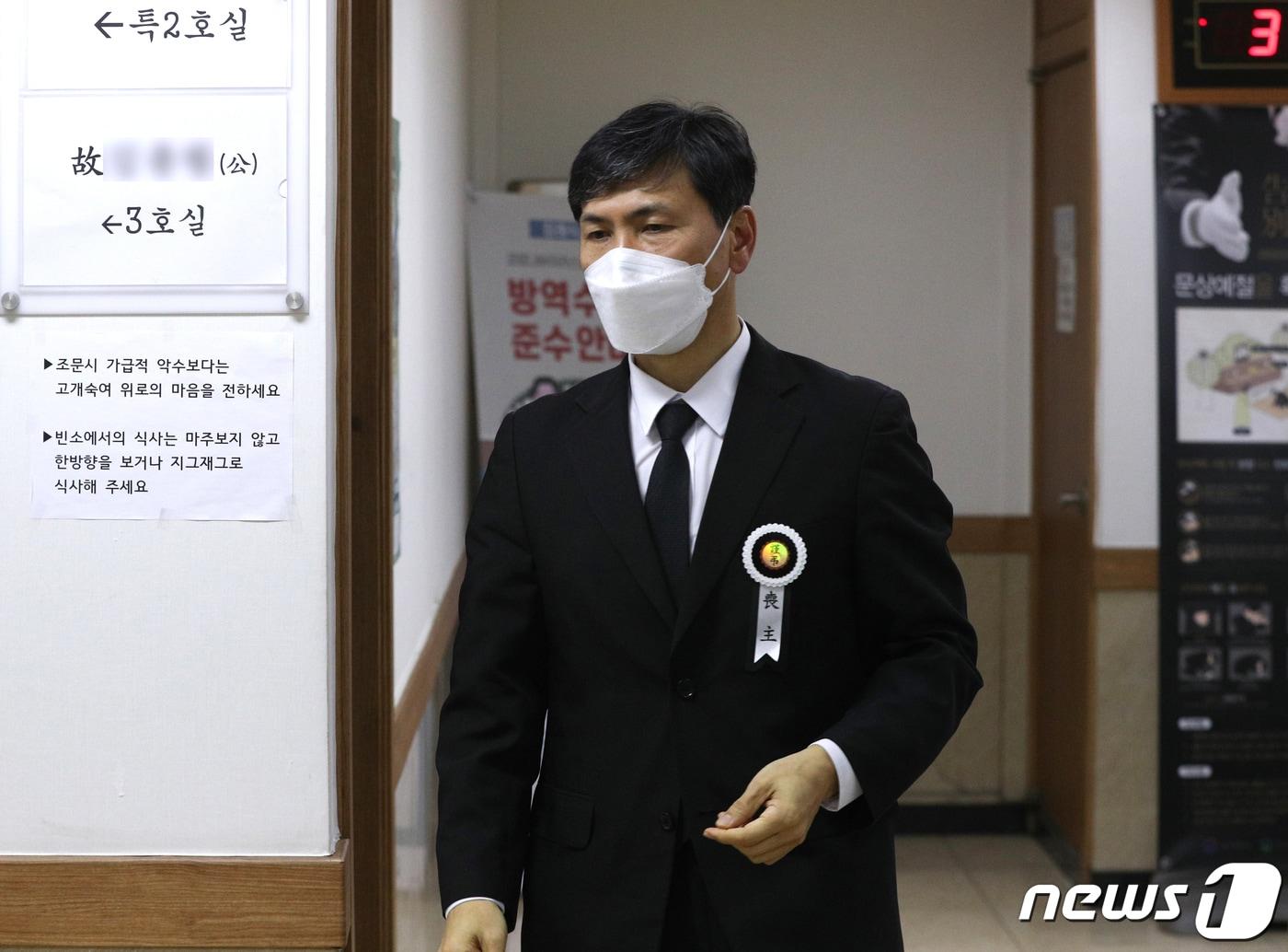 본문 이미지 - 부친상으로 일시 석방된 안희정 전 충남지사가 3월9일 오전 서울의 한 장례식장에 마련된 빈소로 들어서고 있다.2022.3.9/뉴스1 ⓒ News1 신웅수 기자