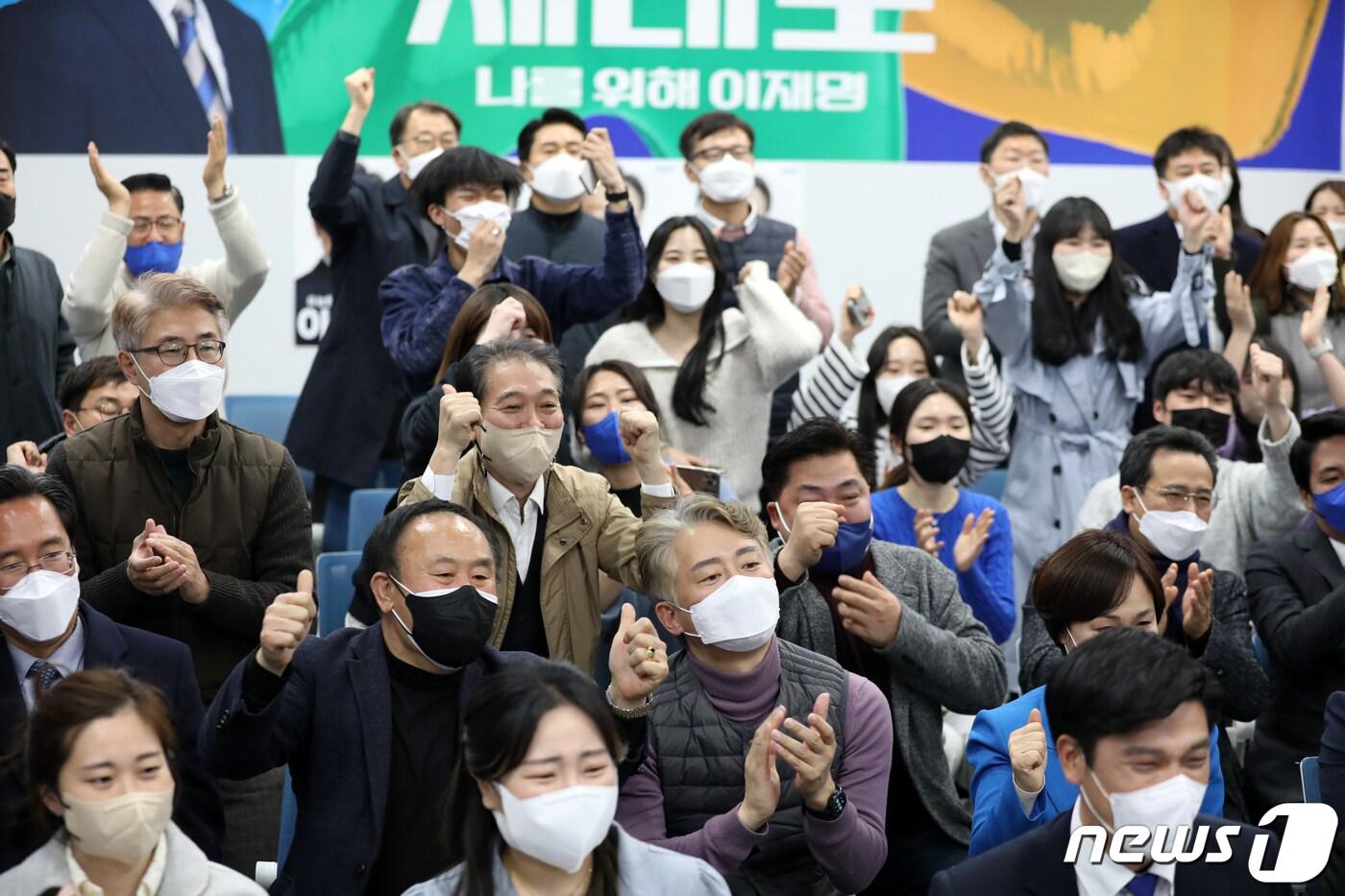 본문 이미지 - 제20대 대통령 선거 투표일인 9일 오후 광주 서구 더불어민주당 광주시당에서 송갑석 광주시당 위원장과 선대위원들이 대선 출구조사 방송을 보며 기뻐하고 있다. 2022.3.9/뉴스1 ⓒ News1 황희규 기자
