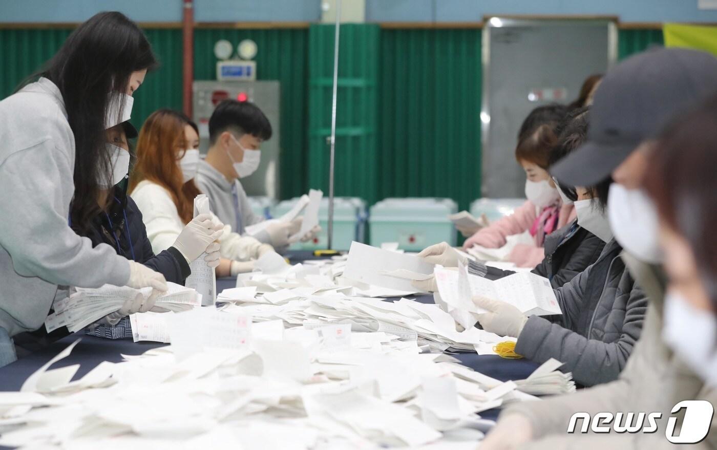 제20대 대통령 선거일인 9일 오후 제주시 개표소인 사라봉 다목적체육관에서 개표 작업이 진행되고 있다. 2022.3.9/뉴스1 ⓒ News1 고동명 기자