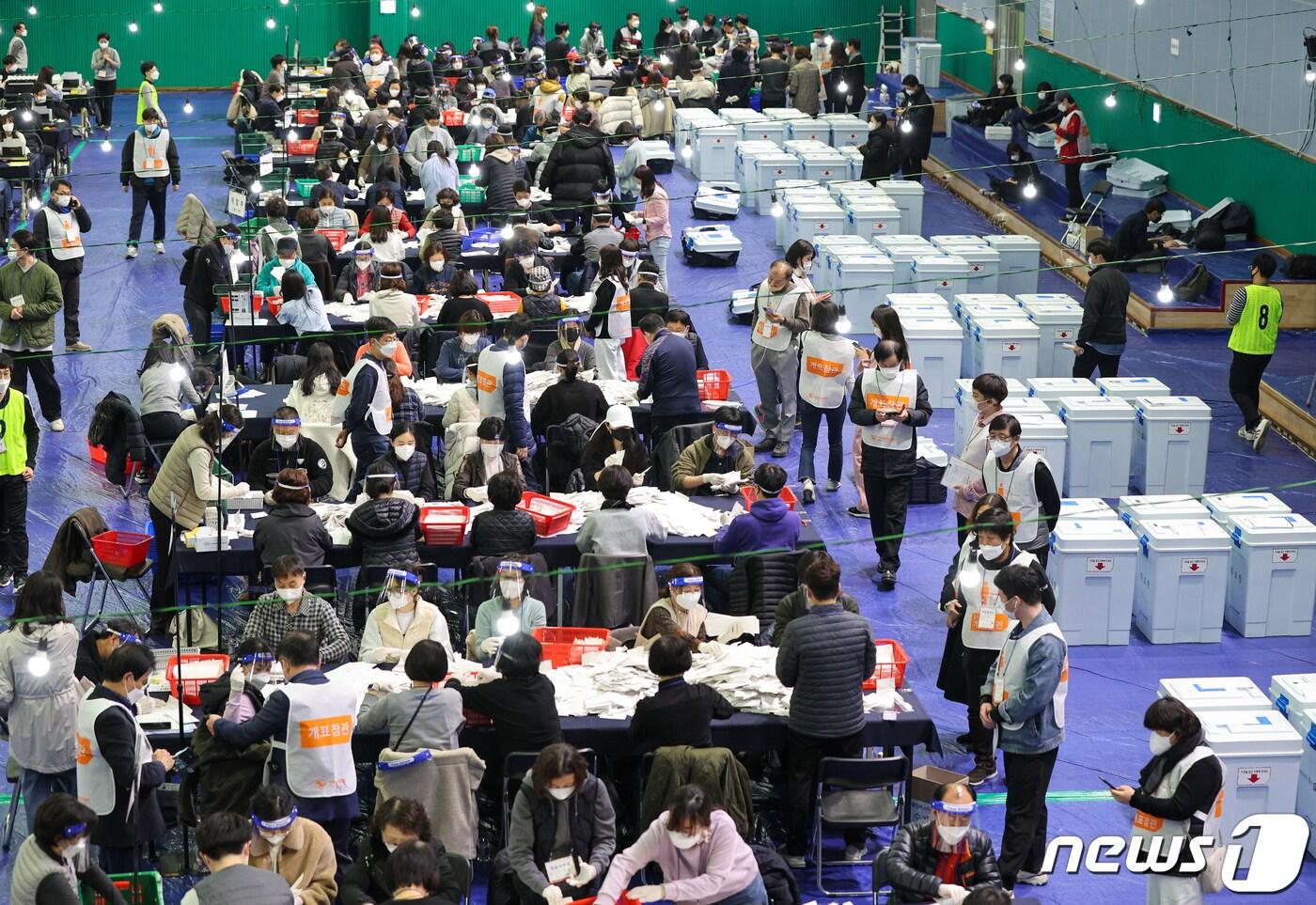 본문 이미지 - 제20대 대통령 선거 투표가 끝난 9일 오후 개표소인 서울 영등포 다목적 배드민턴체육관에서 개표원들이 투표지를 분류하고 있다. 2022.3.9/뉴스1 ⓒ News1 안은나 기자