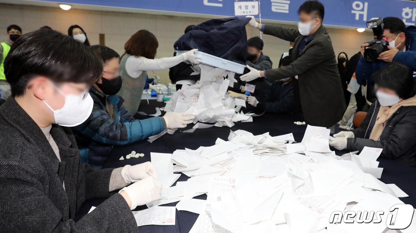 제20대 대통령 선거 투표가 끝난 9일 서울시 중구구민회관에 설치된 개표소에서 개표 사무원들이 개표를 하고 있다. 2022.3.9/뉴스1 ⓒ News1 장수영 기자