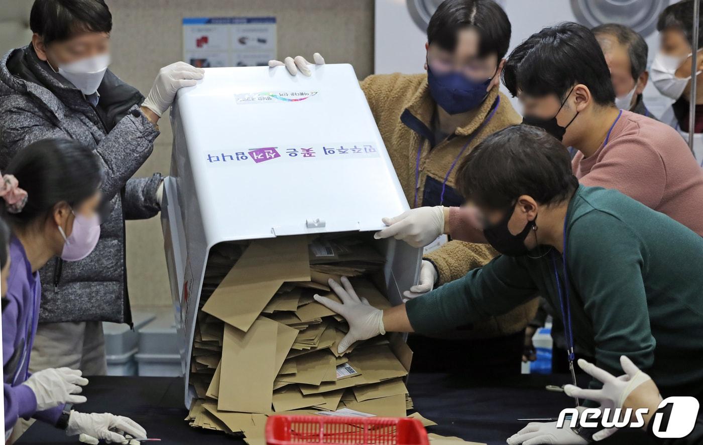 제20대 대통령선거일인 9일 서울시 중구구민회관에 설치된 개표소에서 개표 사무원들이 관외투표함을 개봉하고 있다. 2022.3.9/뉴스1 ⓒ News1 장수영 기자