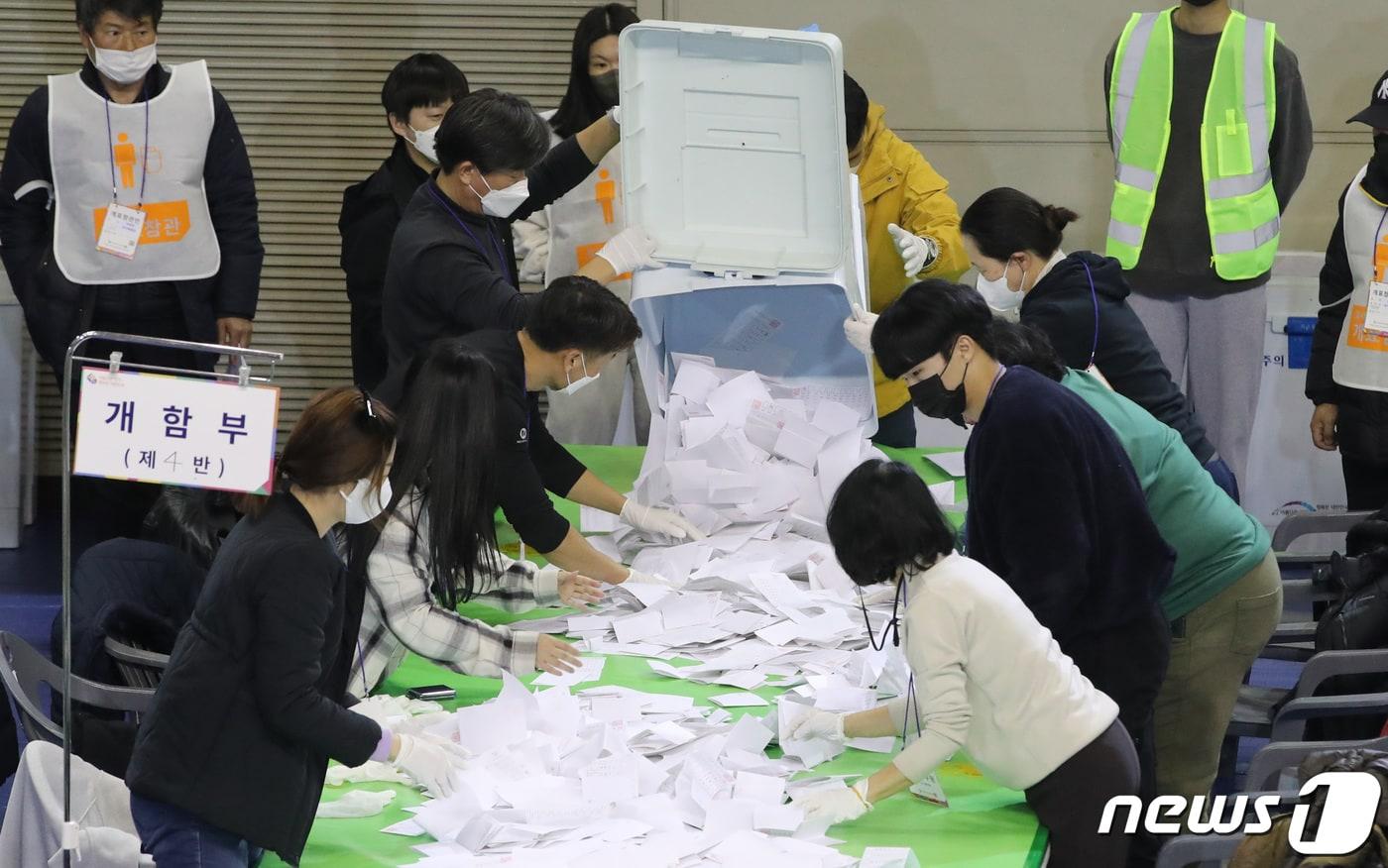 제20대 대통령 선거 투표가 끝난 9일 대전 서구 KT인재개발원에 마련된 개표소에서 개표사무원들이 투표용지를 분류하고 있다. 2022.3.9/뉴스1 ⓒ News1 김기태 기자