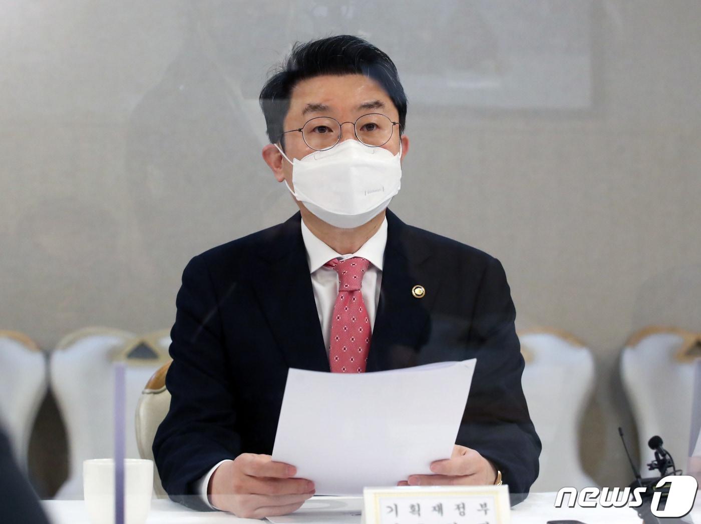 본문 이미지 - 이억원 기획재정부 1차관이 1일 오전 서울 종로구 정부서울청사에서 열린 제6차 물가관계차관회의를 주재하며 발언을 하고 있다. 2022.4.1/뉴스1 ⓒ News1 송원영 기자