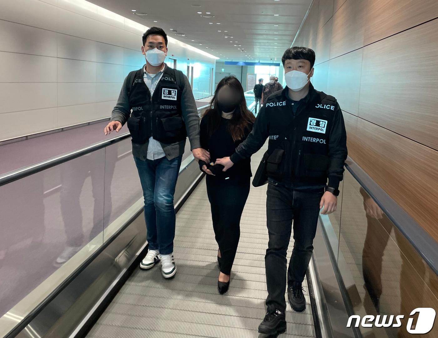 본문 이미지 - 동남아 3대 마약왕으로 불리는 탈북자 출신 최정옥&#40;38&#41;이 2022년 4월 1일 국내로 압송되는 모습.&#40;경찰청 제공. 재판매 및 DB 금지&#41;/뉴스1