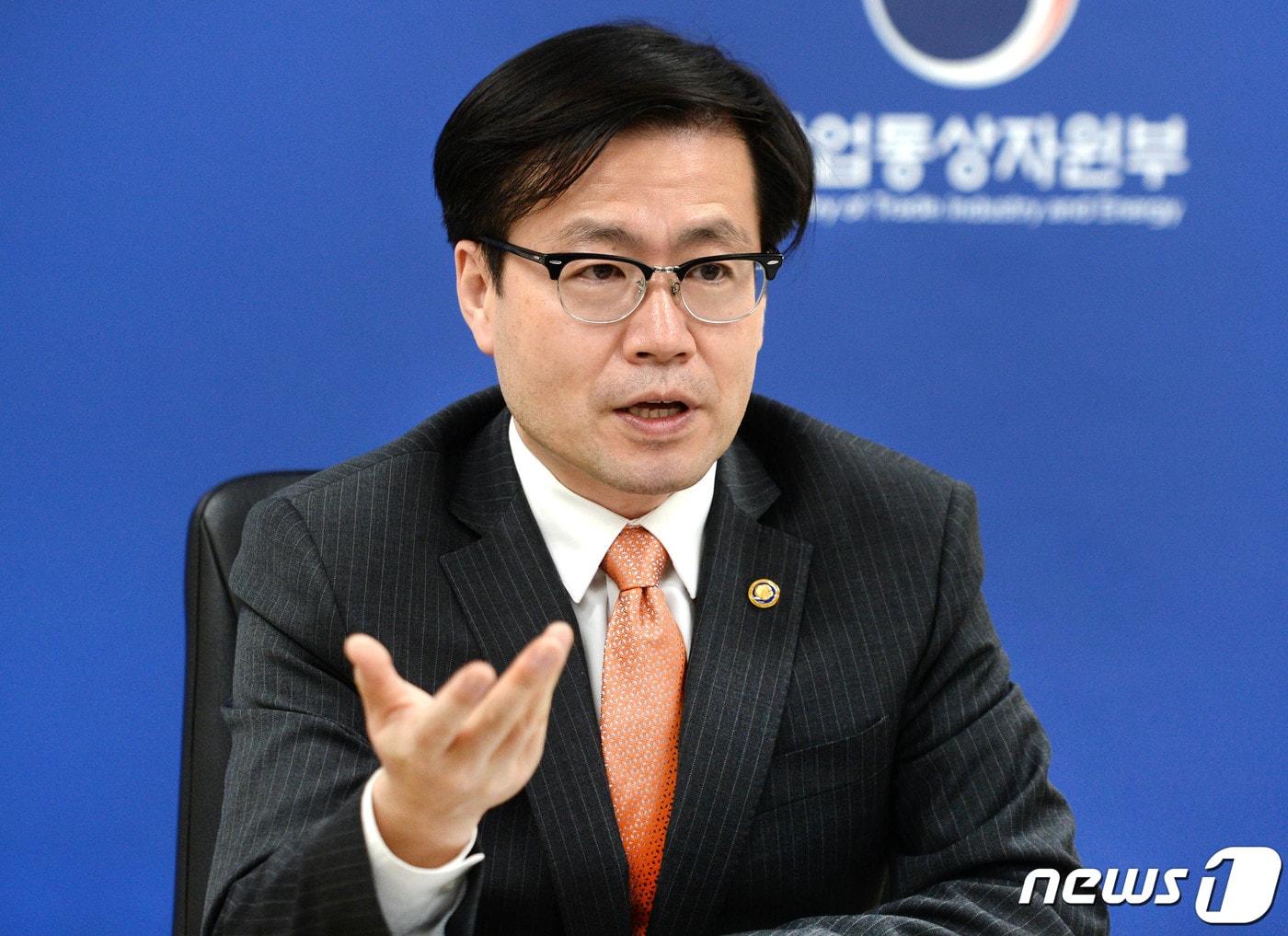 본문 이미지 - 여한구 산업통상자원부 통상교섭본부장이 지난달 31일 정부세종청사 산업부 영상회의실에서 캐서린 타이 미국 무역대표부(USTR) 대표와 화상면담을 하고 있다. (산업통상자원부 제공) 2022.4.1/뉴스1