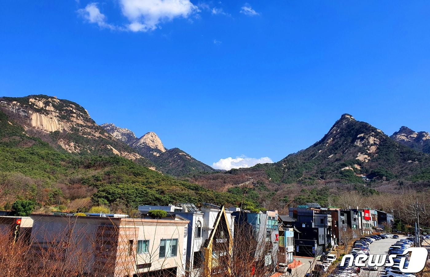 북한산성계곡 공원입구에서 바라보는 북한산의 위용. 왼쪽 원효봉-만경대-노적봉, 오른쪽 의상봉-용출봉 ⓒ 뉴스1