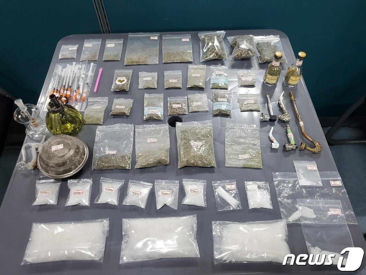 본문 이미지 - (사진은 기사 내용과 무관함) 지난 2022년 캄보디아에서 국내로 강제송환된 마약 밀수입 조직 총책 A씨가 국내에 밀수입한 필로폰 등 압수된 일부 물량. (경기북부경찰청 강력범죄수사대 제공) 2022.4.1 ⓒ 뉴스1