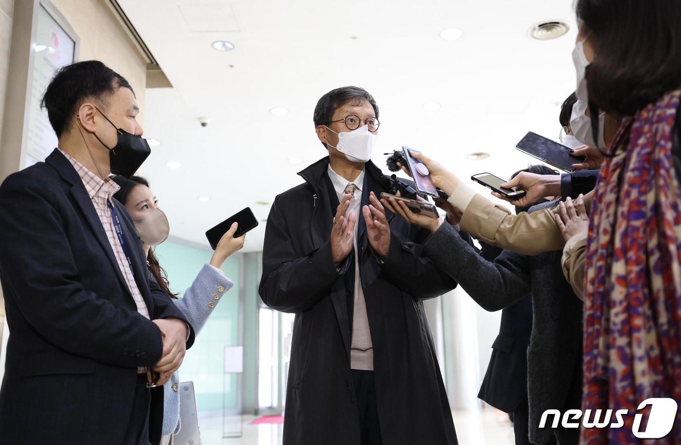이창용 한국은행 총재 후보자가 지난 1일 오전 서울 중구 세종대로 부영태평빌딩에 마련된 인사청문회 사무실로 출근하며 취재진의 질문에 답하고 있다. 2022.4.1/뉴스1 ⓒ News1 사진공동취재단