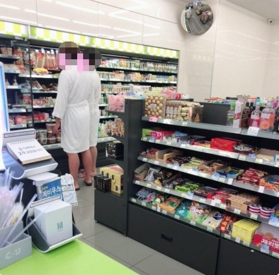 본문 이미지 - 샤워가운을 입고 편의점에 방문한 손님. (온라인 커뮤니티 갈무리) ⓒ 뉴스1