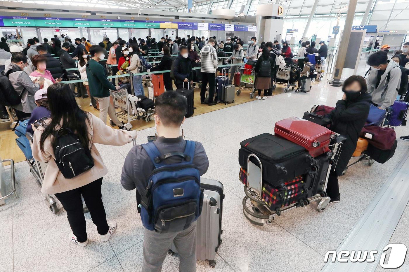 본문 이미지 - 지난4월 1일 오전 인천국제공항 제1터미널 출국장이 해외 여행을 떠나려는 여행객들로 붐비고 있다. 2022.4.1/뉴스1 ⓒ News1 민경석 기자