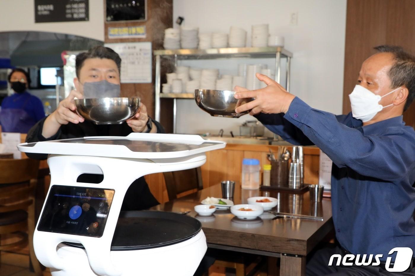서빙로봇(자료사진)/뉴스1