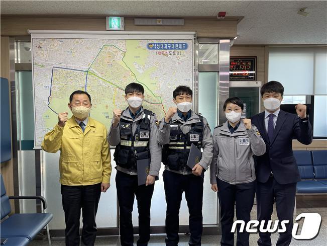 본문 이미지 - 서울시 자치경찰위원회가 관악경찰서 낙성대지구대를 방문해 표창장을 수여했다(서울시 제공).ⓒ 뉴스1