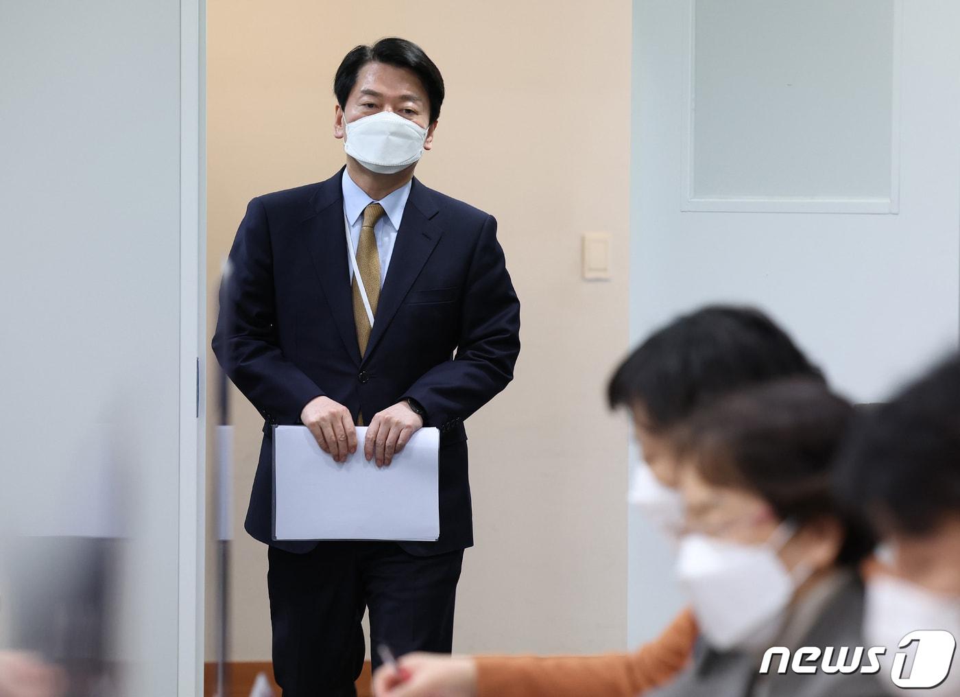 본문 이미지 - 안철수 대통령직 인수위원장이 1일 오전 서울 종로구 통의동 제20대 대통령직 인수위원회에서 열린 청소년·가족단체 간담회에 참석하고 있다. 2022.4.1/뉴스1 ⓒ News1 인수위사진기자단