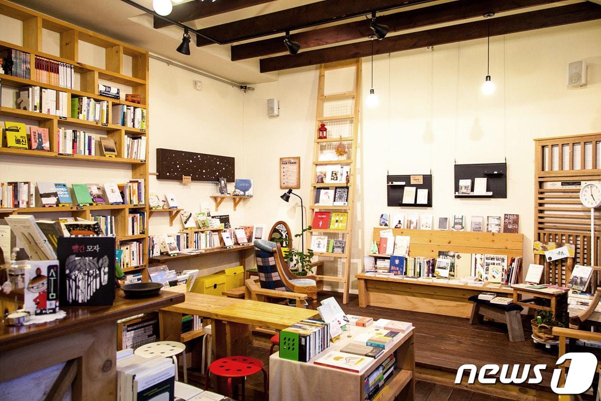 본문 이미지 - 광주 광산구 인증 지역서점 &#39;동네책방 숨&#39;.&#40;광산구 제공&#41;2022.4.1/뉴스1