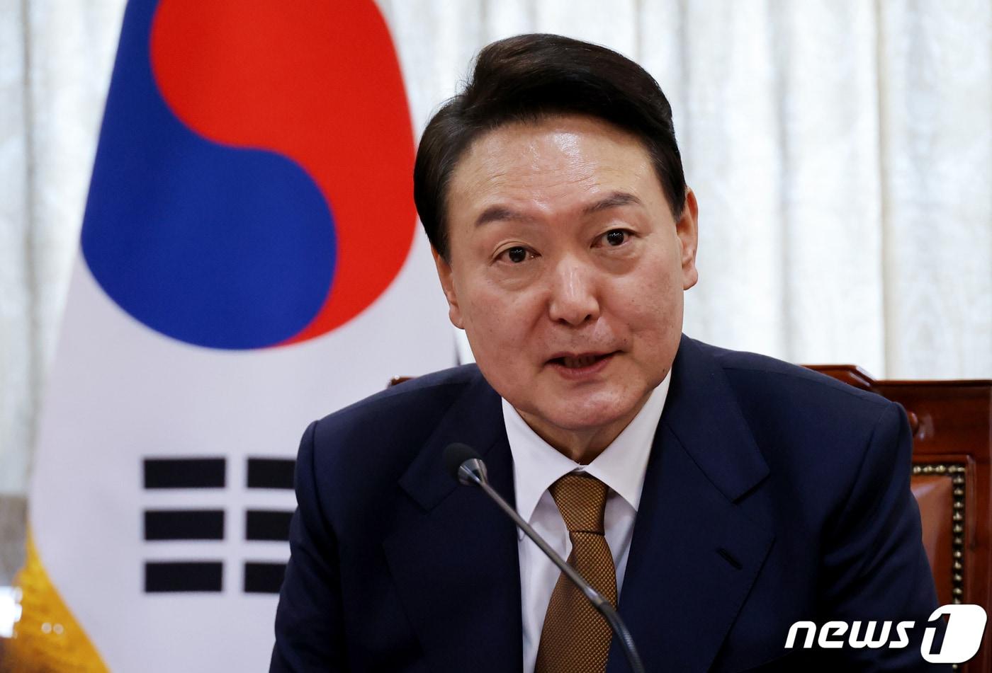 본문 이미지 - 윤석열 대통령 당선인이1일 오후 서울 종로구 통의동 인수위 집무실에서 걸프협력회의 주한대사들을 접견하며 인사말을 하고 있다. 2022.4.1/뉴스1 ⓒ News1 인수위사진기자단