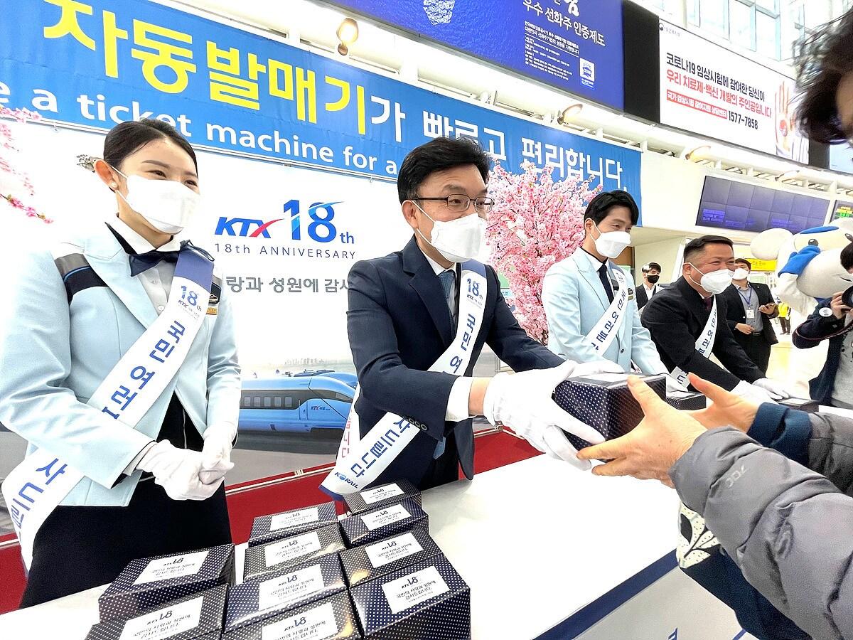 본문 이미지 - 나희승 코레일 사장이 1일 KTX 18주년을 맞아 기념행사를 하고 있다. ⓒ 뉴스1