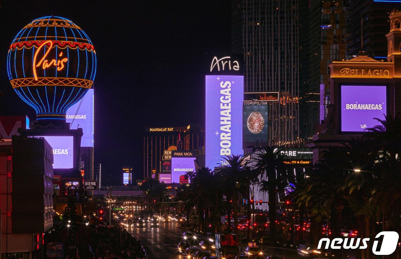 7일 저녁&#40;현지시간&#41; 그룹 방탄소년단&#40;BTS&#41;의 콘서트 &#39;퍼미션 투 댄스 온 스테이지&#39;가 열리는 미국 라스베이거스 도심이 BTS의 상징색인 보라색으로 물들고 있다. &#40;하이브 제공&#41; 2022.4.10/뉴스1