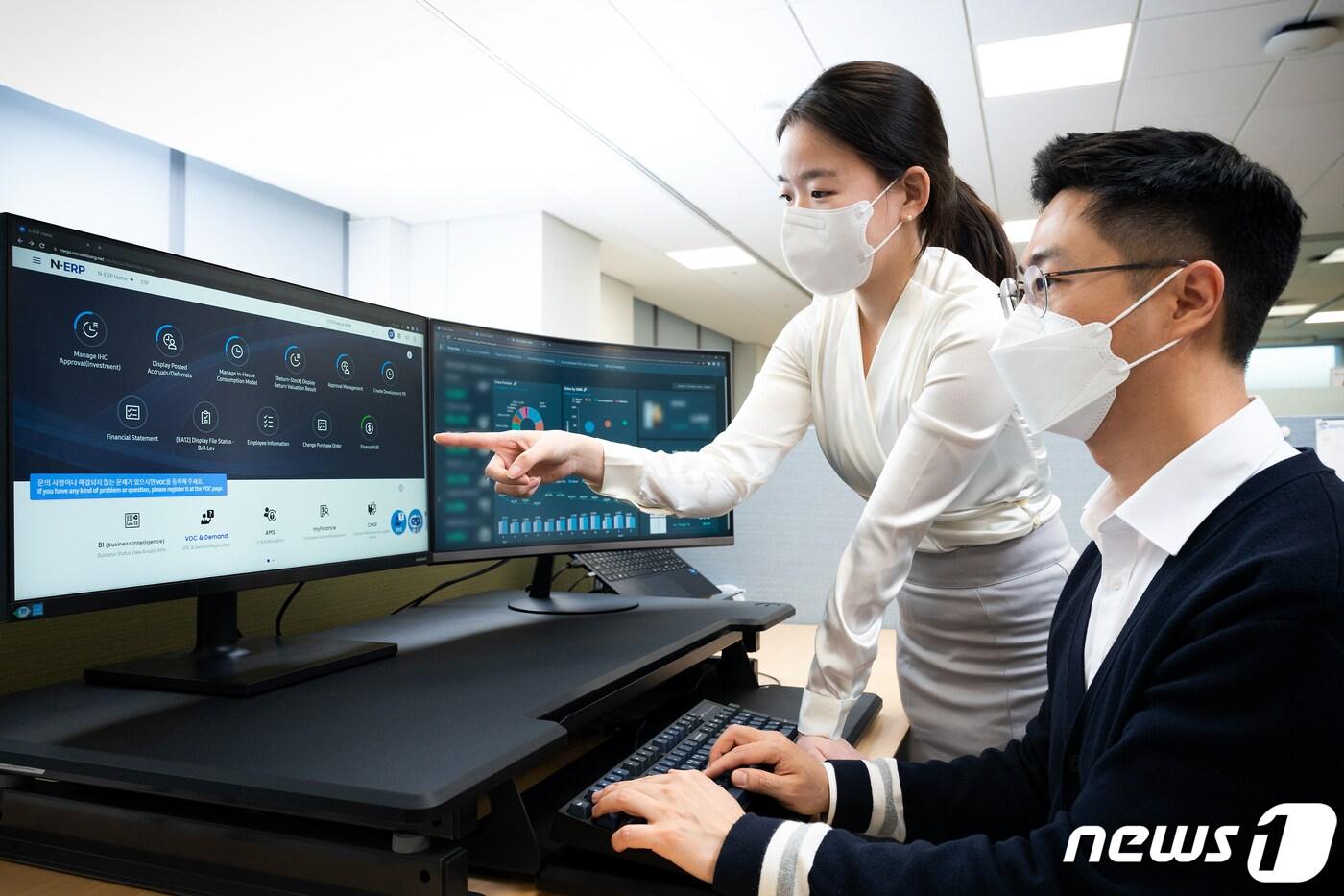 삼성전자 임직원들이 새로운 비즈니스 플랫폼인 'N-ERP'를 사용하고 있다. (삼성전자 제공) ⓒ 뉴스1