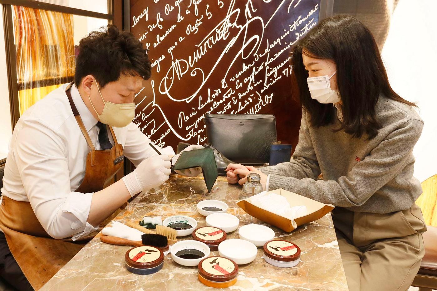 갤러리아명품관 웨스트 4층 벨루티 사보아 페어에서 전문 컬러리스트가 파티나 염색 작업을 진행하고 있다.(갤러리아백화점 제공)ⓒ 뉴스1