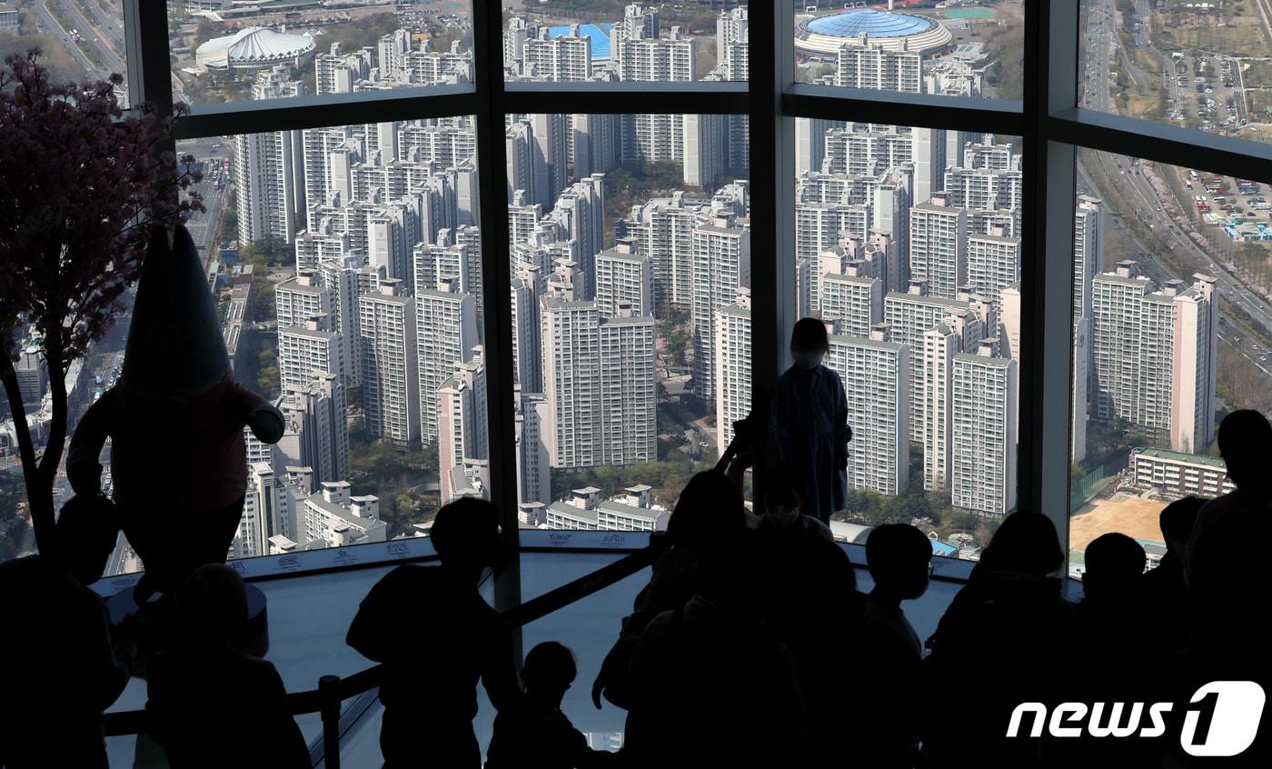 서울 송파구 롯데월드타워 서울스카이에서 바라본 아파트 단지의 모습. ⓒ News1 장수영 기자