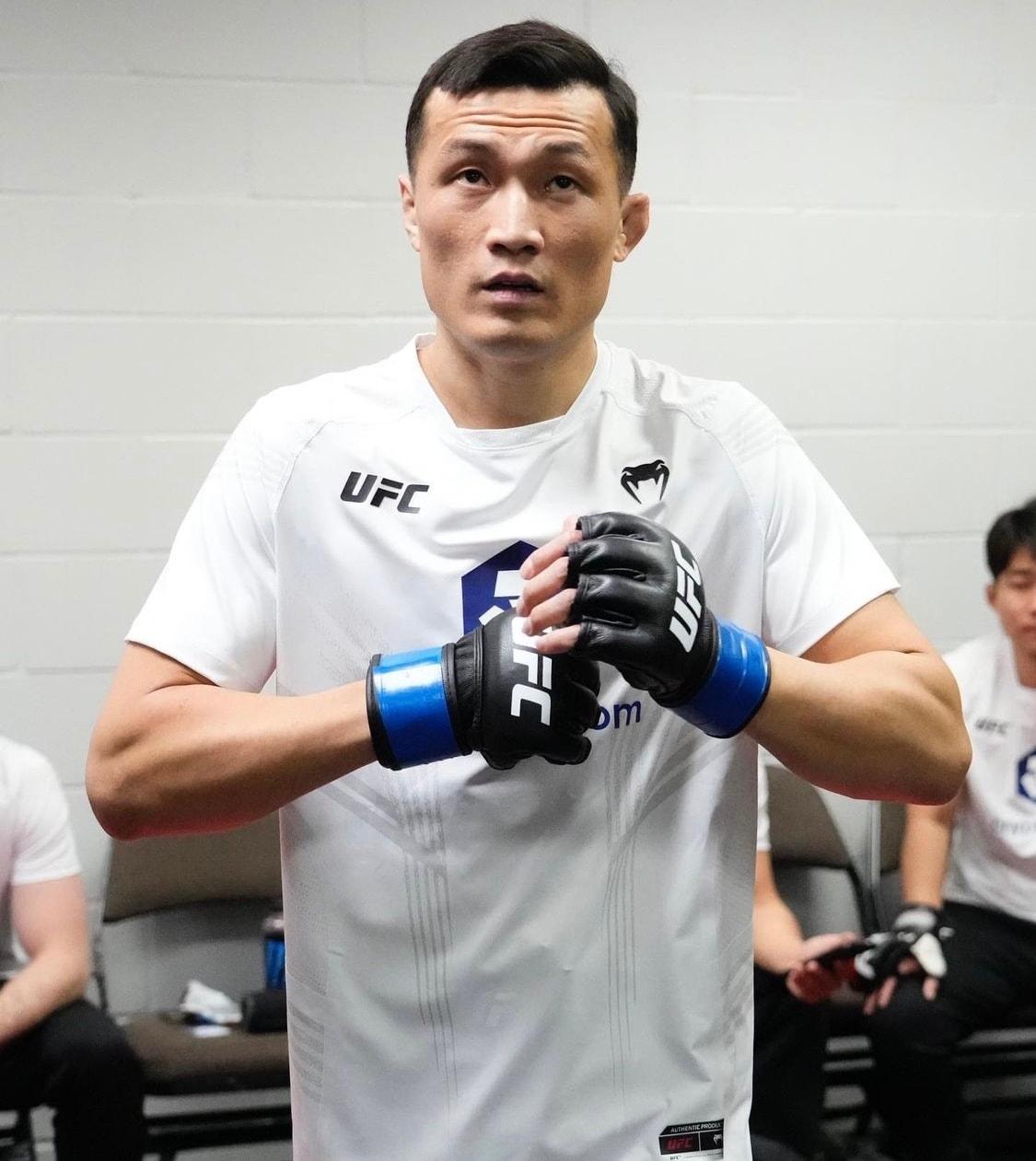 본문 이미지 - 정찬성이 10일 볼카노프스키와 UFC 페더급 타이틀전에서 4라운드 TKO 패배를 당했다.(UFC SNS 캡처)ⓒ 뉴스1