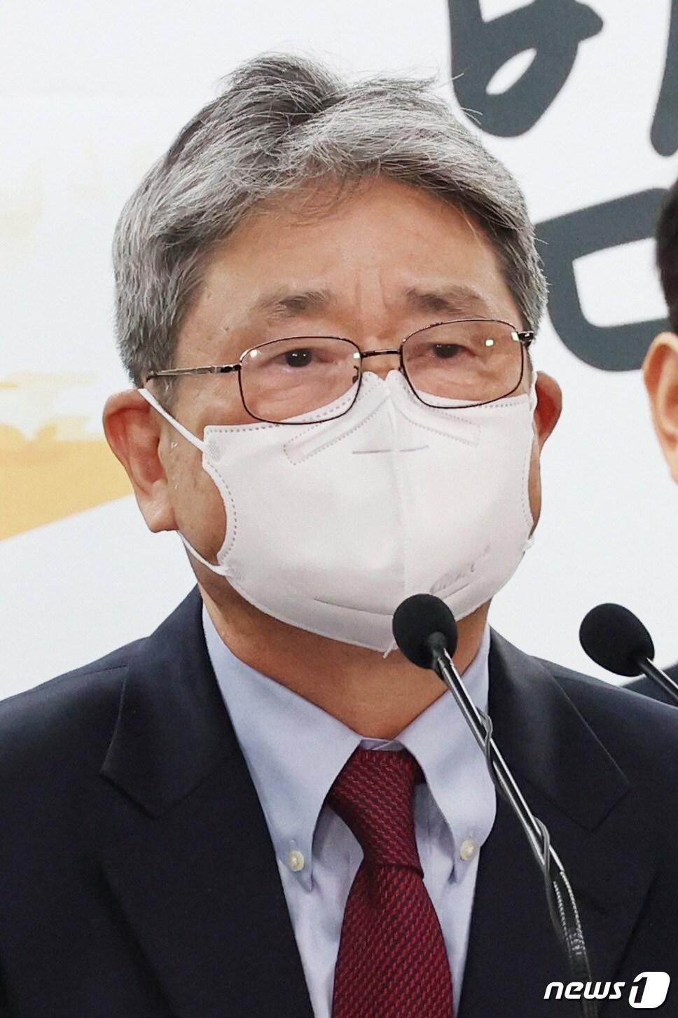 본문 이미지 - 박보균 문화체육관광부 장관 후보자가 10일 오후 서울 종로구 통의동 금융감독원 연수원에 마련된 제20대 대통령직인수위원회에서 열린 윤석열 당선인의 8개 부처 장관 인선 발표 기자회견에 참석해 취재진의 질문에 답변하고 있다. 2022.4.10/뉴스1 ⓒ News1 인수위사진기자단