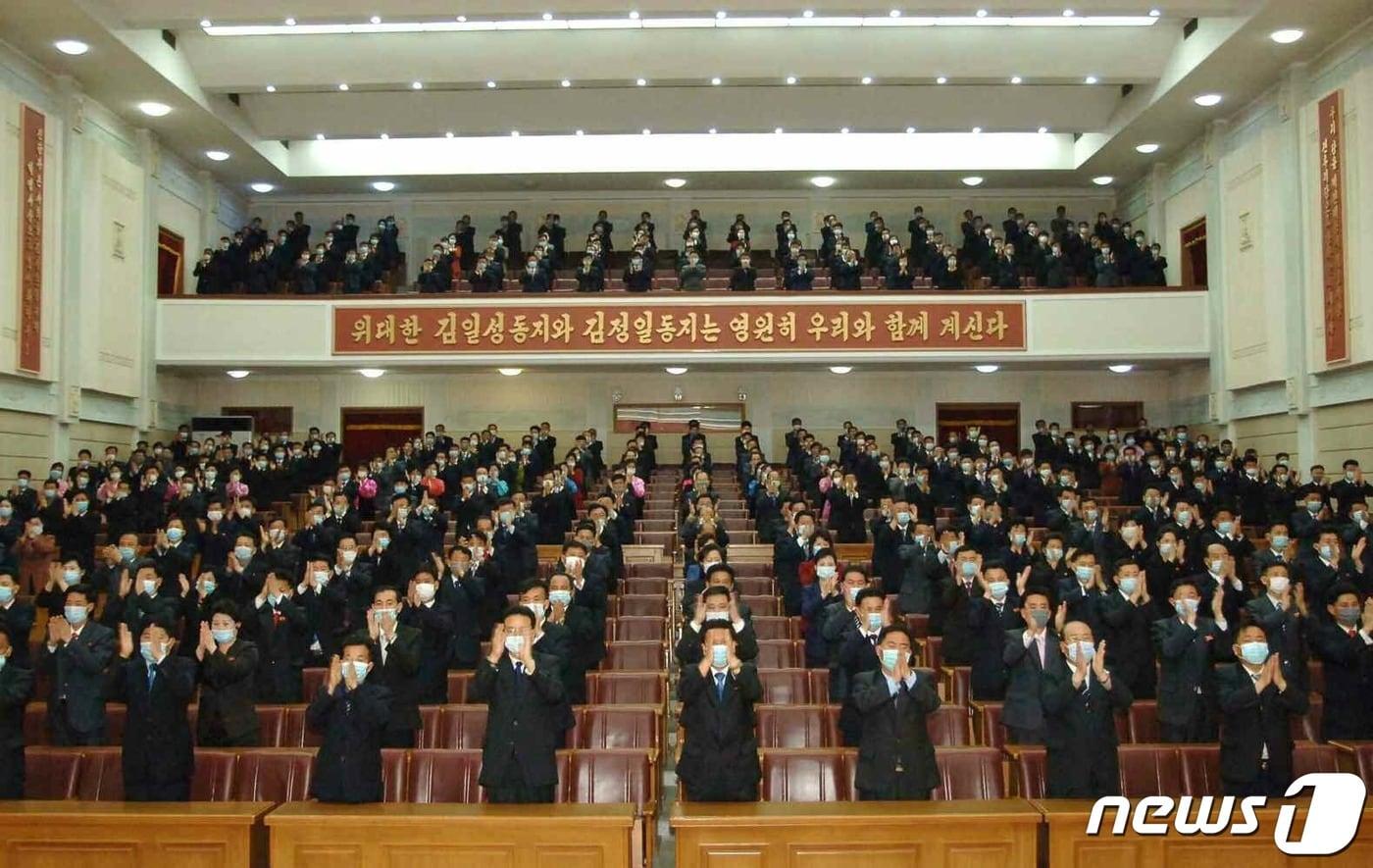 본문 이미지 - (평양 노동신문=뉴스1) = 김정은 북한 조선노동당 총비서가 '당과 국가 최고수위에 높이 추대된 10돌' 경축 보고대회 및 보고회가 10일 각 도·시·군에서 진행됐다. [국내에서만 사용가능. 재배포 금지. DB 금지. For Use Only in the Republic of Korea. Redistribution Prohibited] rodongphoto@news1.kr
