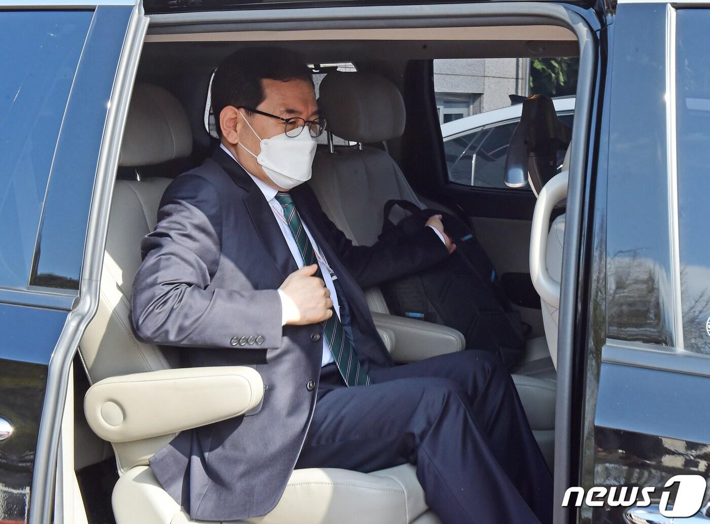 본문 이미지 - 윤석열 정부 첫 산업통상자원부 장관 후보로 내정된 이창양 대통령직인수위원회 경제2분과 간사가 11일 서울 종로구 삼청동 인수위원회에서 열린 대통령직인수위원회 제5차 전체회의를 마친 뒤 차량에 오르고 있다. 2022.4.11/뉴스1 ⓒ News1 인수위사진기자단