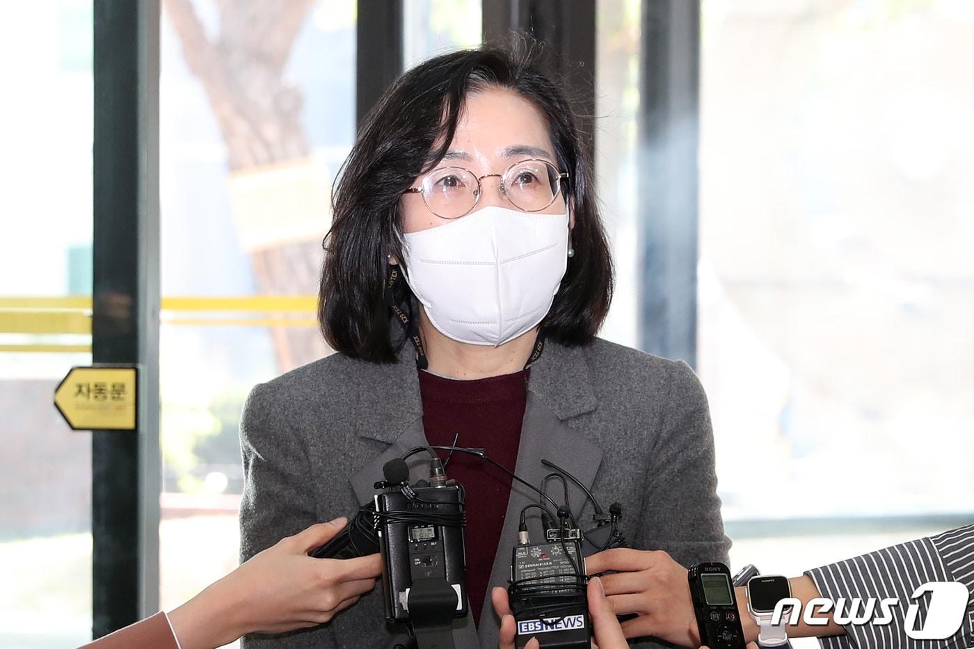 본문 이미지 - 김현숙 여성가족부 장관 후보자가 11일 오전 서울 서대문구 한국청소년활동진흥원에 마련된 인사청문회 사무실로 출근하며 취재진의 질문에 답하고 있다. 2022.4.11/뉴스1 ⓒ News1 이승배 기자