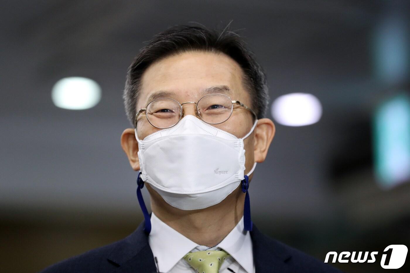 이종호 과학기술정보통신부 장관 후보자가 11일 오전 서울 종로구 광화문 우체국에 마련된 인사청문회 사무실로 출근하며 취재진의 질문에 답하고 있다. 2022.4.11/뉴스1 ⓒ News1 이승배 기자