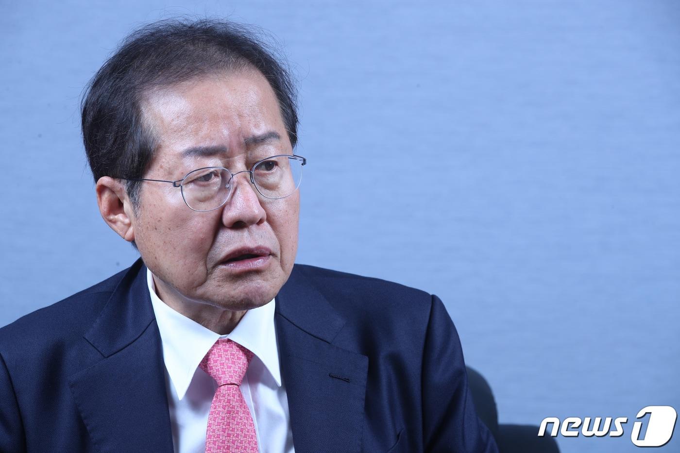 본문 이미지 - 홍준표 대구시장 당선인이 지난 4월 11일 후보 시절 대구 중구 경선준비사무소에서 뉴스1과 인터뷰하고 있다. 2022.4.11/뉴스1 ⓒ News1 공정식 기자