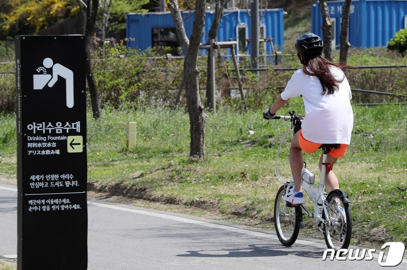 본문 이미지 - 서울 최고기온이 25도까지 오르는 등 초여름 날씨를 보인 지난 11일 서울 반포한강공원에서 반팔에 반바지 차림의 시민이 자전거를 타고 있다. /뉴스1 ⓒ News1 박세연 기자