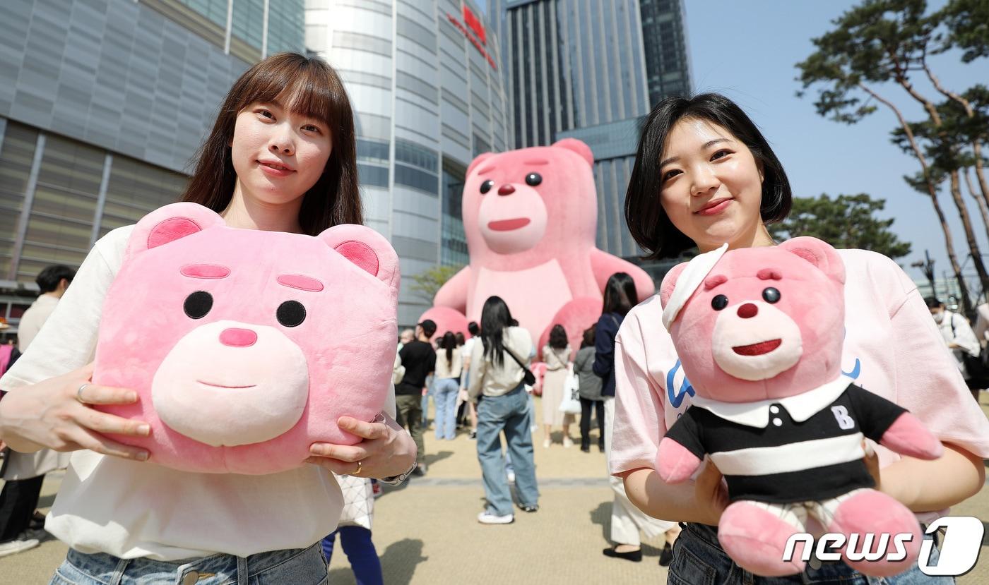 본문 이미지 - 롯데홈쇼핑 '벨리곰' 캐릭터 기획팀 정지윤 사원(왼쪽)과 이윤주 대리가 11일 서울 송파구 잠실 롯데월드타워 앞 잔디광장에 설치된 '벨리곰' 앞에서 뉴스1과 인터뷰에 앞서 벨리곰 캐릭터 인형을 들고 사진촬영을 하고 있다. 2022.4.11/뉴스1 ⓒ News1 임세영 기자