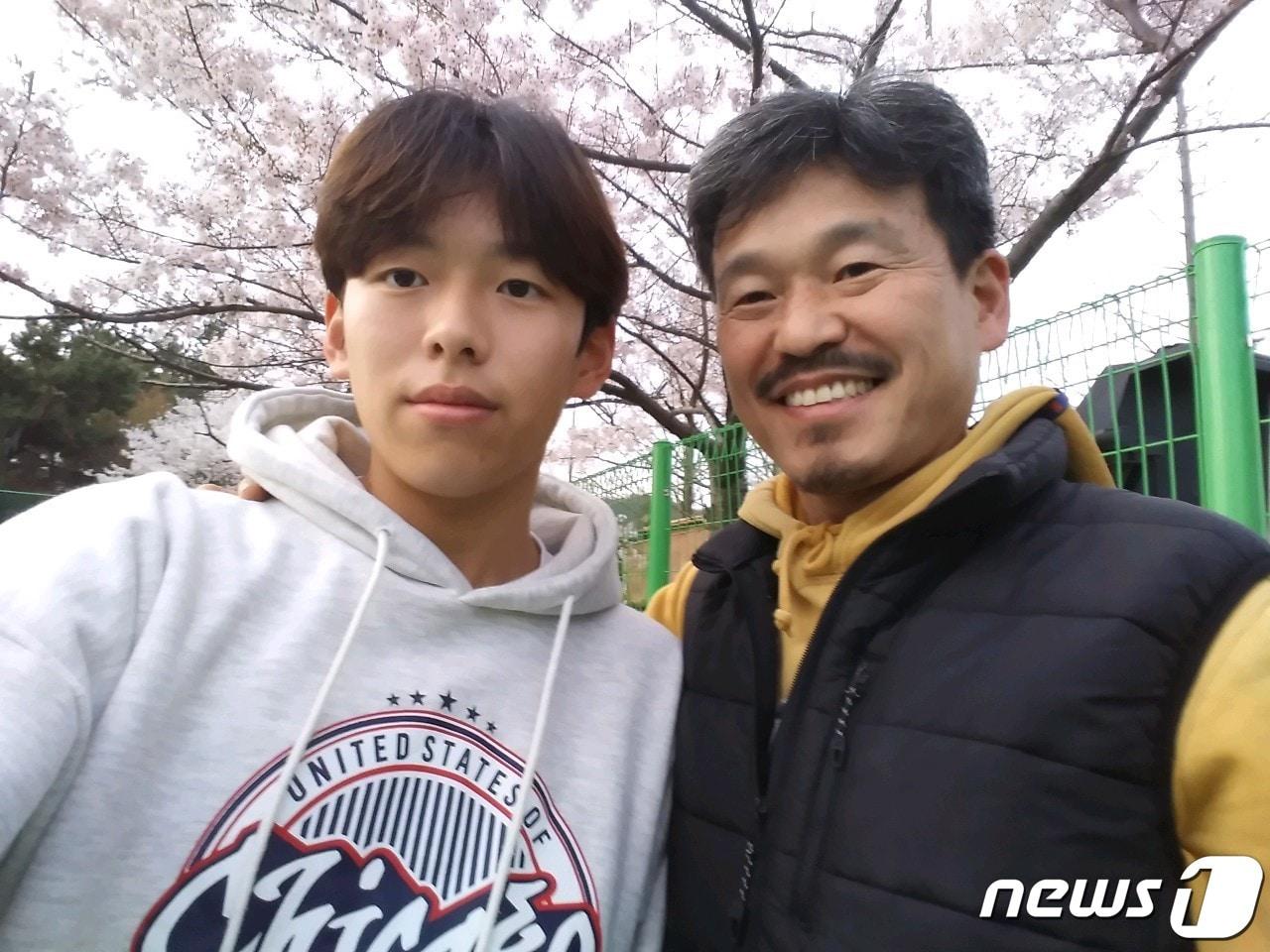 본문 이미지 - 전남 무안군의원 선거 예비후보에 나란히 이름을 올린 오원옥(53·오른쪽)·오신행(18) 부자. ⓒ News1