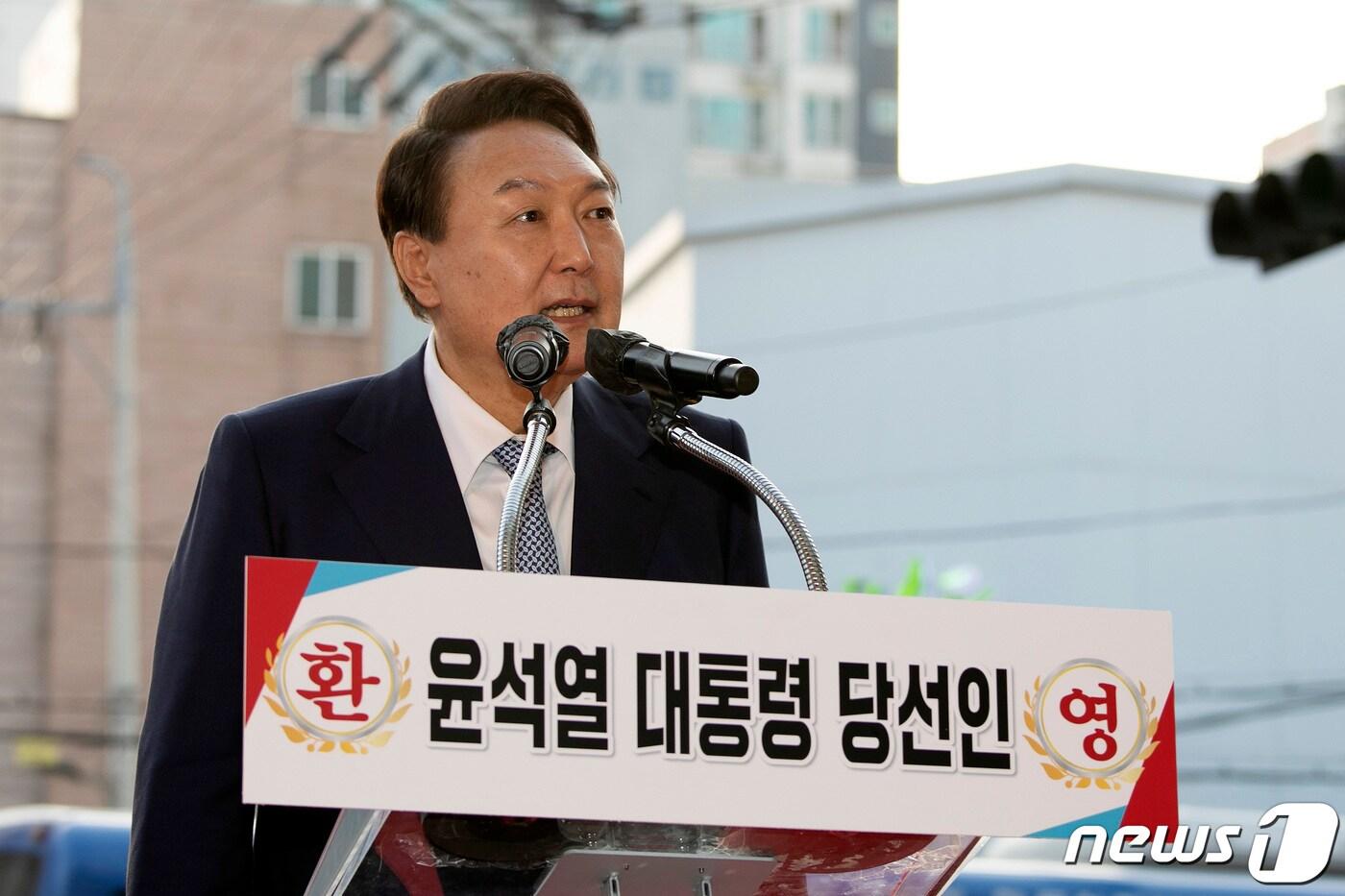 본문 이미지 - 윤석열 대통령 당선인이 11일 오후 경북 포항시 북구 죽도시장을 방문해 환영 나온 시민들에게 인사말을 하고 있다. 2022.4.11/뉴스1 ⓒ News1 인수위사진기자단