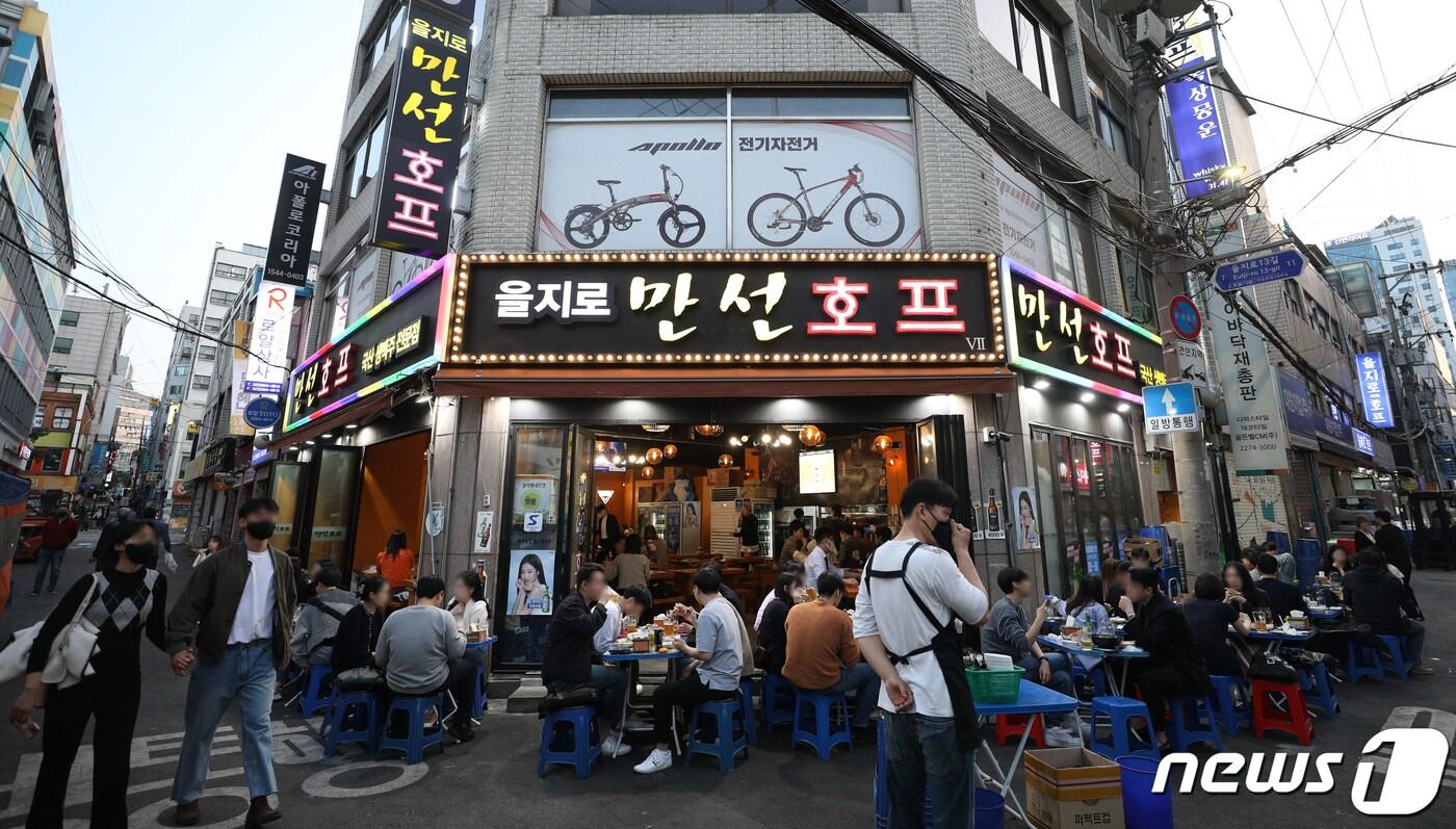 본문 이미지 - 11일 오후 서울 을지로 노가리골목이 시민들로 붐비고 있다. 2022.4.11/뉴스1 ⓒ News1 신웅수 기자