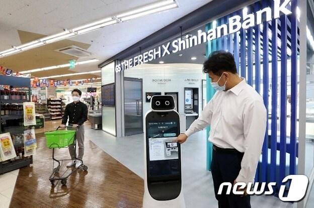 본문 이미지 - 신한은행은 GS리테일과 손잡고 '슈퍼마켓 혁신점포'를 개점한다고 12일 밝혔다.(신한은행 제공)ⓒ 뉴스1